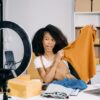 Fashion blogger concept, Young women selling clothes on video st T-Shirt Beratung per Video