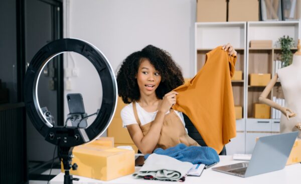 Fashion blogger concept, Young women selling clothes on video st T-Shirt Beratung per Video
