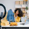 Fashion blogger concept, Young women selling clothes on video st T-Shirt Beratung per Video