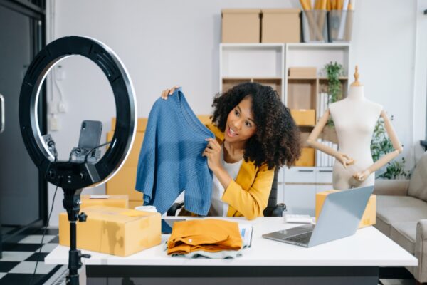 Fashion blogger concept, Young women selling clothes on video st T-Shirt Beratung per Video