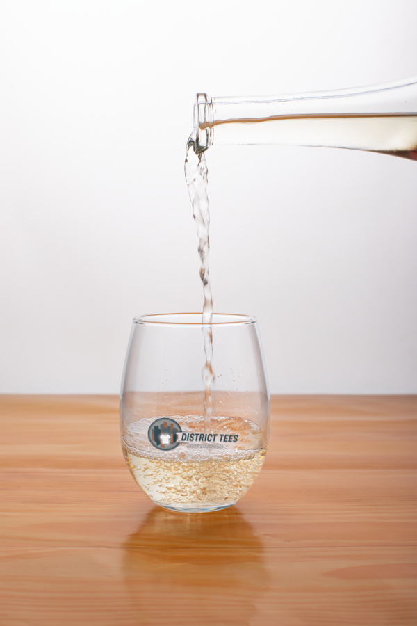mockup-of-liquor-being-poured-into-a-stemless-wine-glass-27936 Glas
